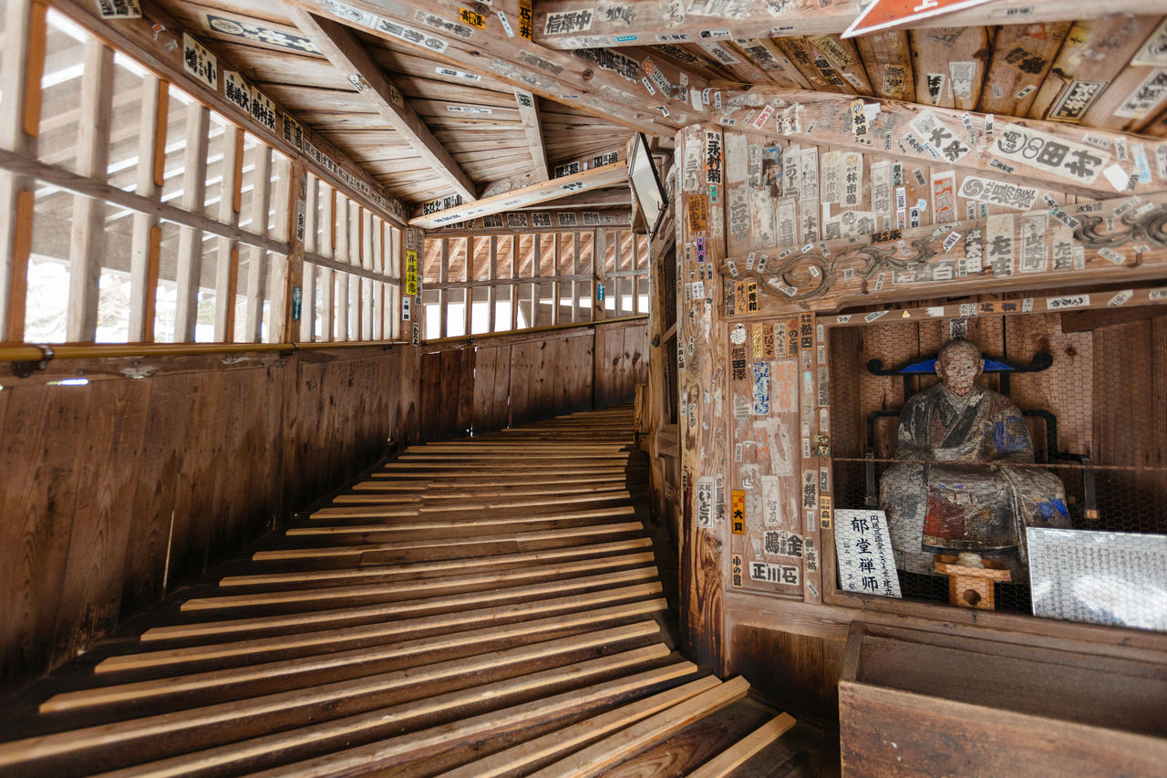 El giro de la hélice ascendente visto desde la entrada del Sazaedō. Las tablas cruzadas colocadas sobre el piso evitan el deslizamiento.