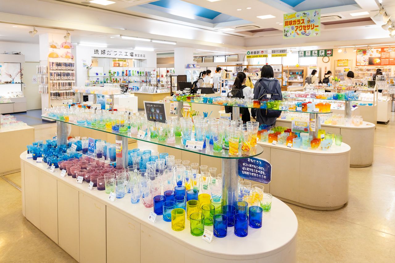 Okinawa World también cuenta con un establecimiento con recuerdos típicos de la región. En la foto se observa la zona de productos del Taller real de vidrio de Ryūkyū. 