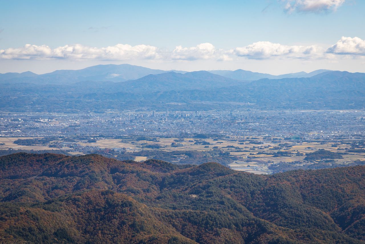 Vista del centro de Kōriyama, rodeado por la naturaleza desde Goreibitsu Tōge, en la parte occidental de la ciudad de Kōriyama.