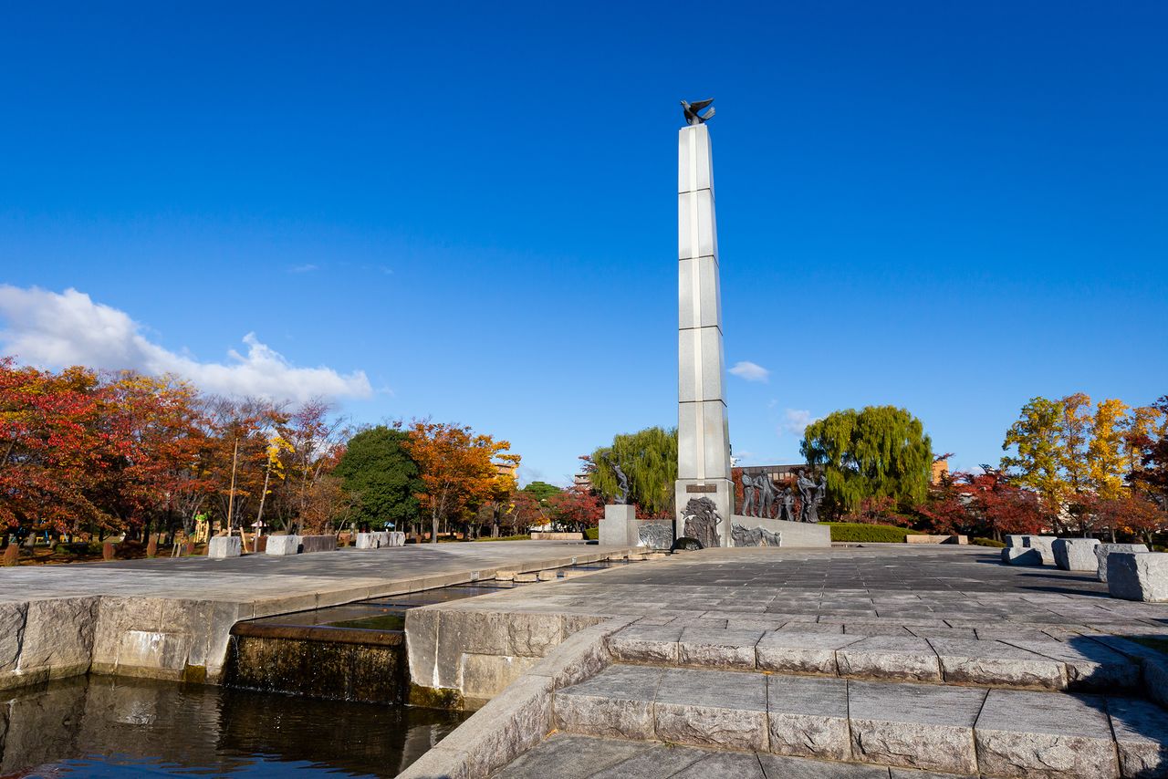 El parque Kaiseizan frente al ayuntamiento de Kōriyama tiene en su centro el estanque Isuzu, construido por Kaiseisha. En la fotografía, un monumento con la imagen del canal de Asaka; en la parte inferior de la torre se puede ver la representación de un grupo de pioneros.