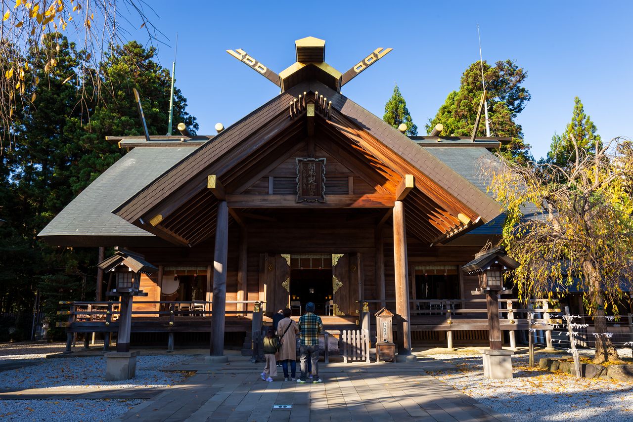 El santuario de Kaiseizan, construido en 1876 para que sirviera como base espiritual para los pioneros. También se le llama “el Ise de Tōhoku”, ya que en este lugar se adora a los espíritus de Ise Jingū.