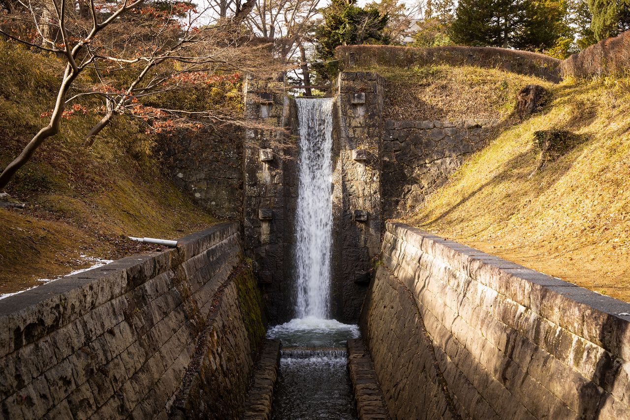 Hibaku (cascada artificial) construido en 1882 para conmemorar el paso de agua por el canal de Asaka.