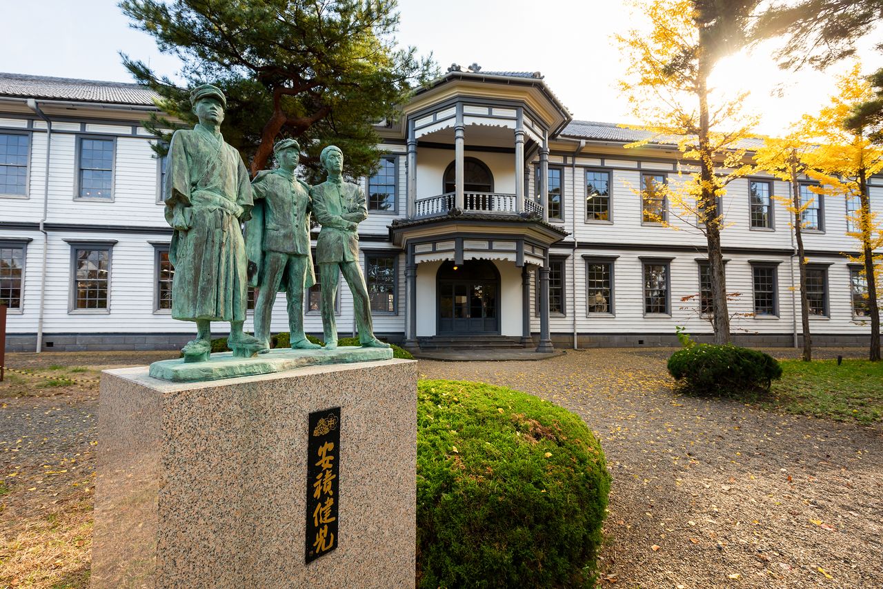 Antiguo edificio principal de la escuela secundaria de la prefectura de Fukushima, y monumento a la juventud de Asaka.