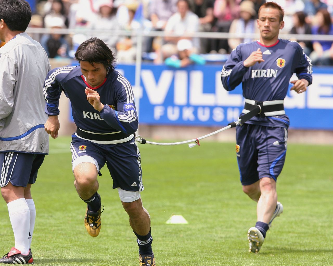 Un momento de los entrenamientos de la selección japonesa previos a la Copa Mundial de 2006 en Alemania. En la instantánea, el capitán Miyamoto Tsuneyasu y Nakata Hidetoshi. (Fotografía de mayo de 2006, Jiji Press)