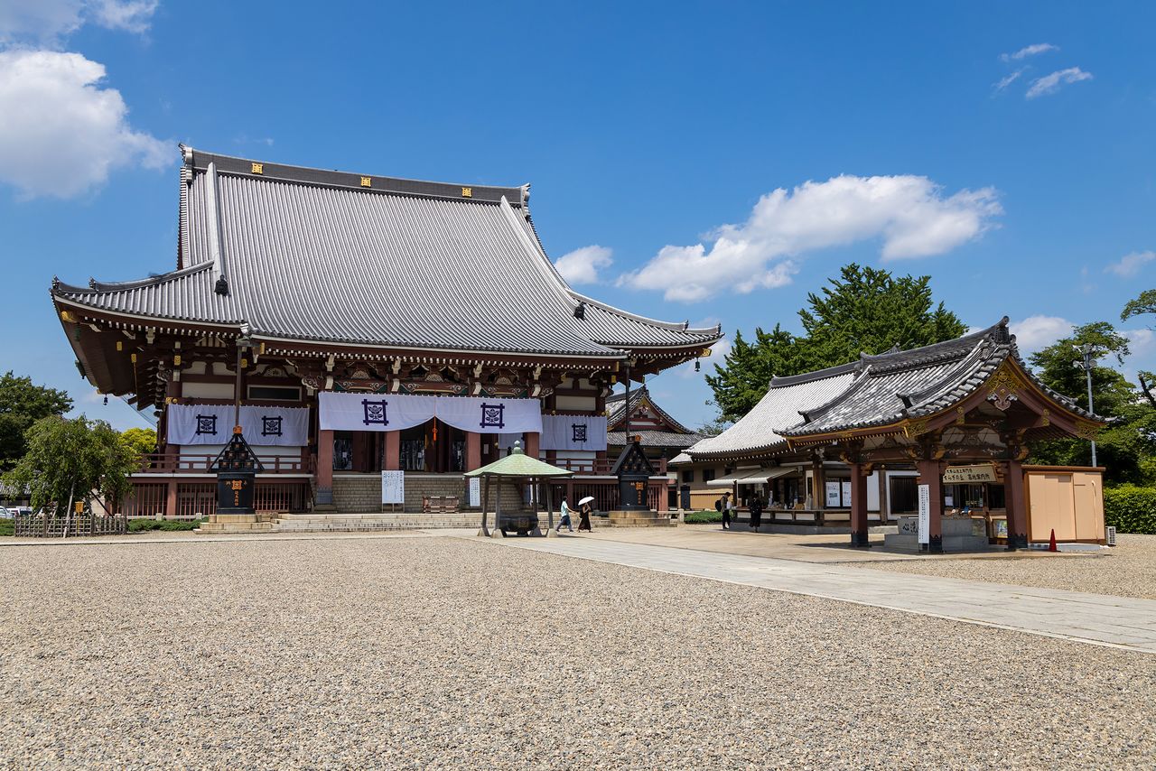 En su amplio recinto se encuentra el pabellón Daidō (reconstruido en 1964) que alberga una estatua de Nichiren designada bien de importancia cultural de Japón.