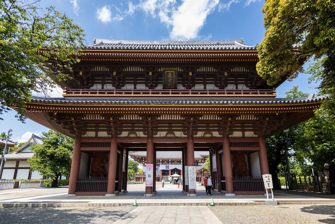 El magnífico portal Niōmon reconstruido en 1977.