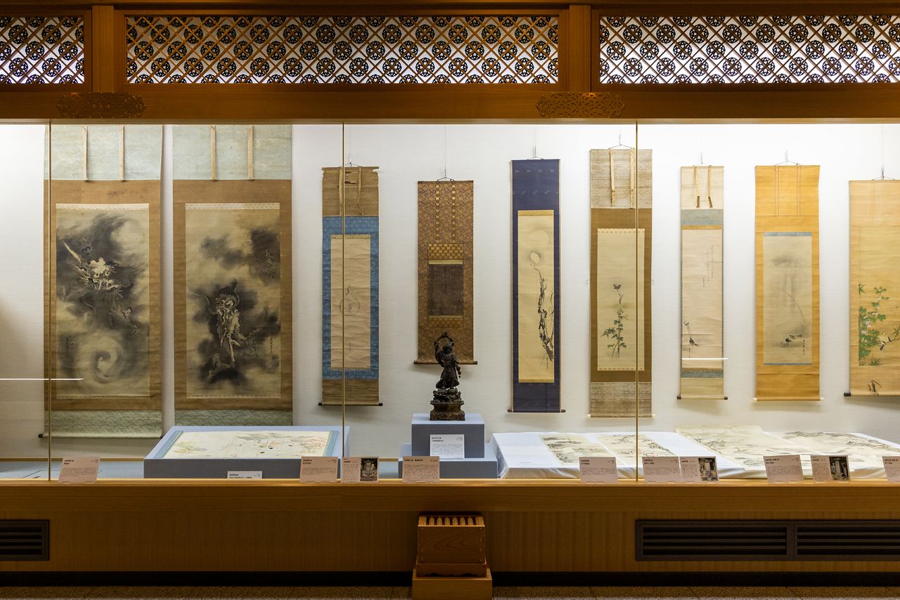 En el Reihōden se exhiben algunas pinturas de la escuela Kanō. (Fotografiadas con permiso especial) 