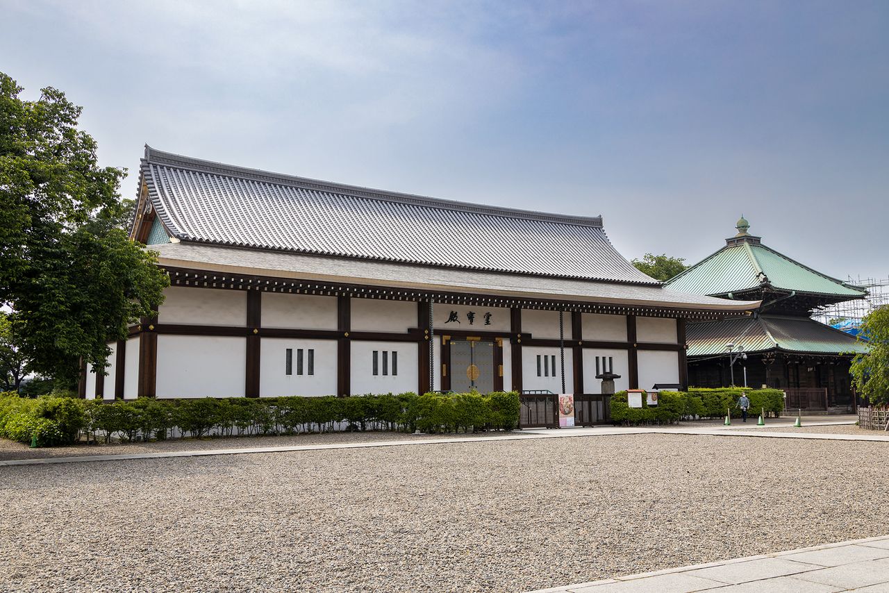 El pabellón Reihōden fue inaugurado en 2003, aquí se encuentran exhibidos importantes tesoros del templo.