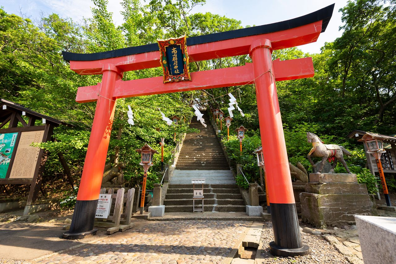 La empinada escalera de piedra que lleva al pabellón de adoración. Más al fondo se encuentran los senbon torii.