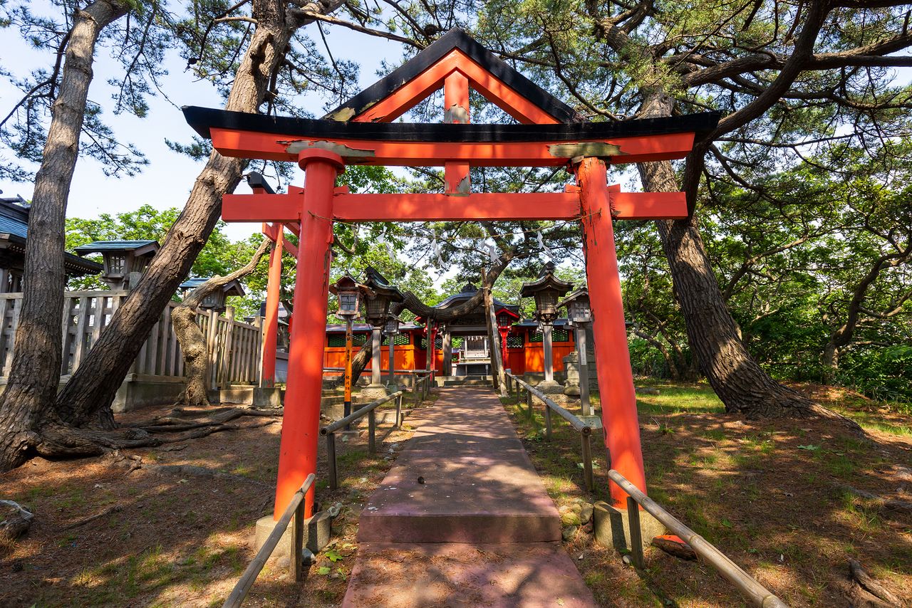 El san’nō torii, con su característico tapacán en la parte superior, al igual que el que tiene el santuario Hiyoshi, santuario sede de San’nō, en la ciudad de Ōtsu, prefectura de Shiga.