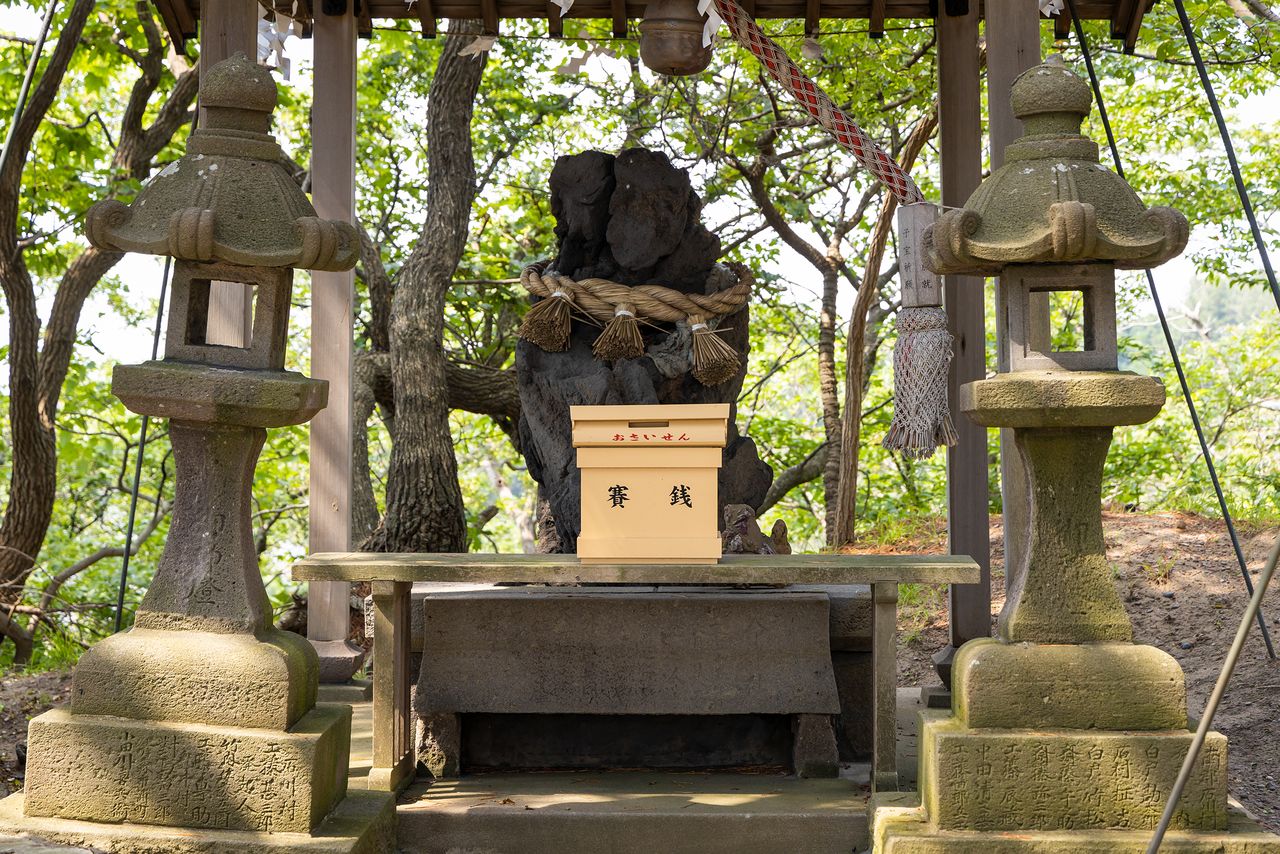 Junto a la pila de purificación se encuentra el santuario de Myōbu. Se dice que es una fuente de energía espiritual para el amor y goza de gran popularidad entre las mujeres.