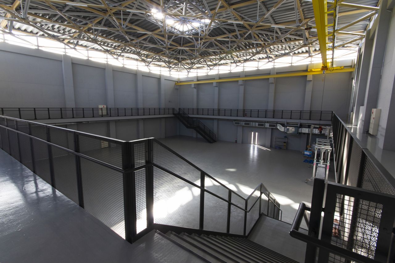 El Espacio Cubierto de Experimentación tiene 32x30 metros de extensión y una altura de 11 metros, lo cual lo hace apto para una gran variedad de pruebas. 