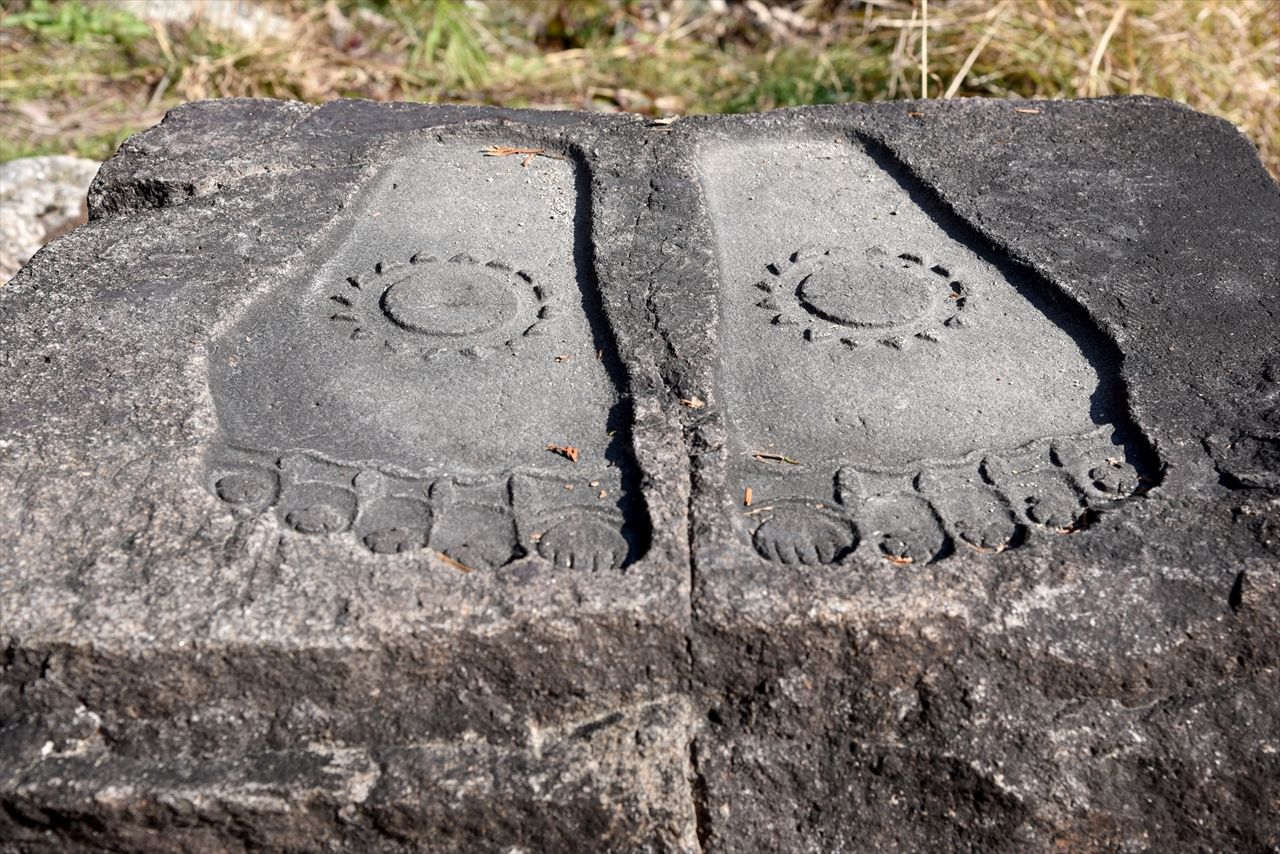 Huellas de Buda grabadas en piedra descubiertas durante una excavación en el castillo de Azuchi. (PIXTA)