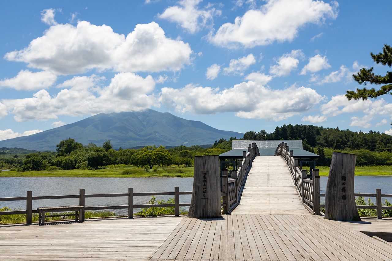 La vista del monte Iwaki desde la base de la parte norte del puente.