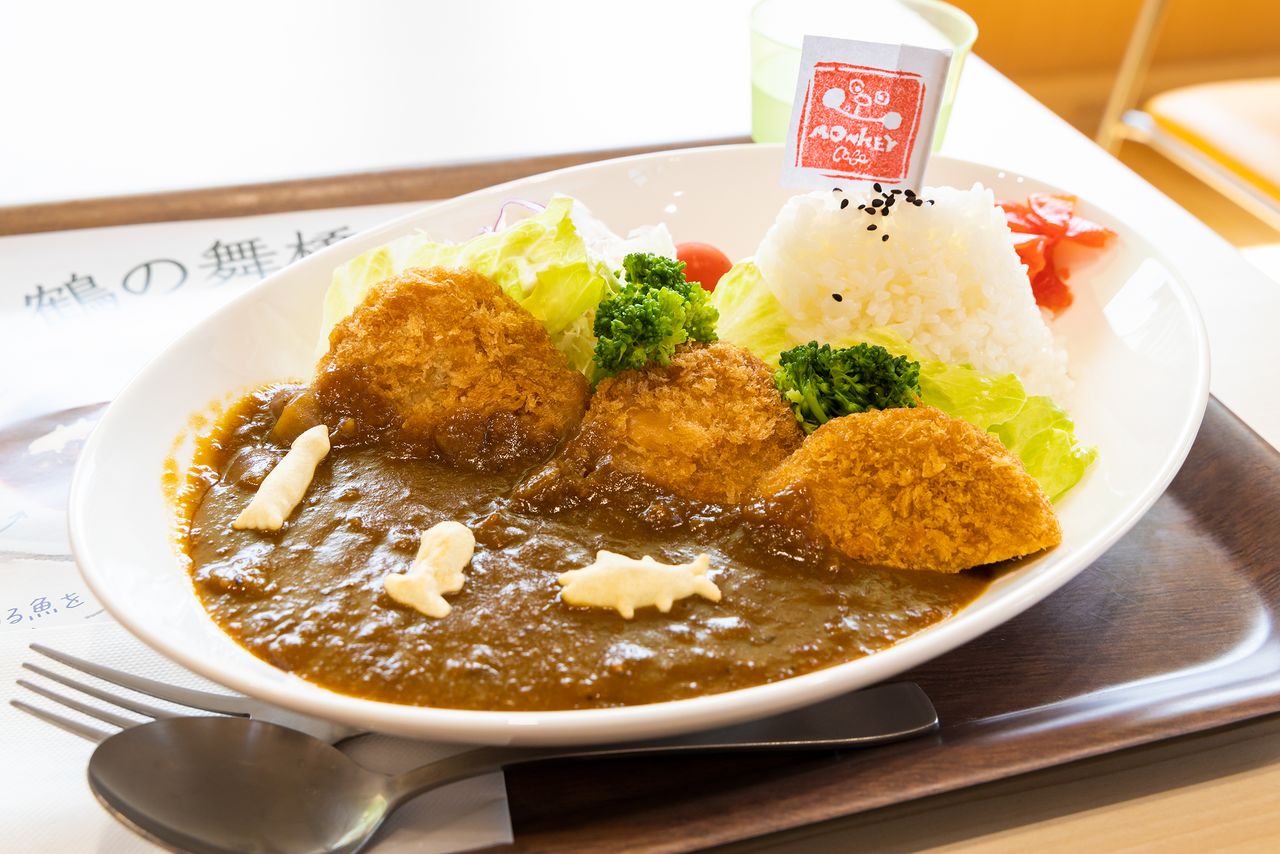 El curry del puente Tsuru no Mai, inspirado en los tres arcos unidos, es un plato popular de la cafetería Monkii, en el centro turístico Koko-ni-mo Aruja.