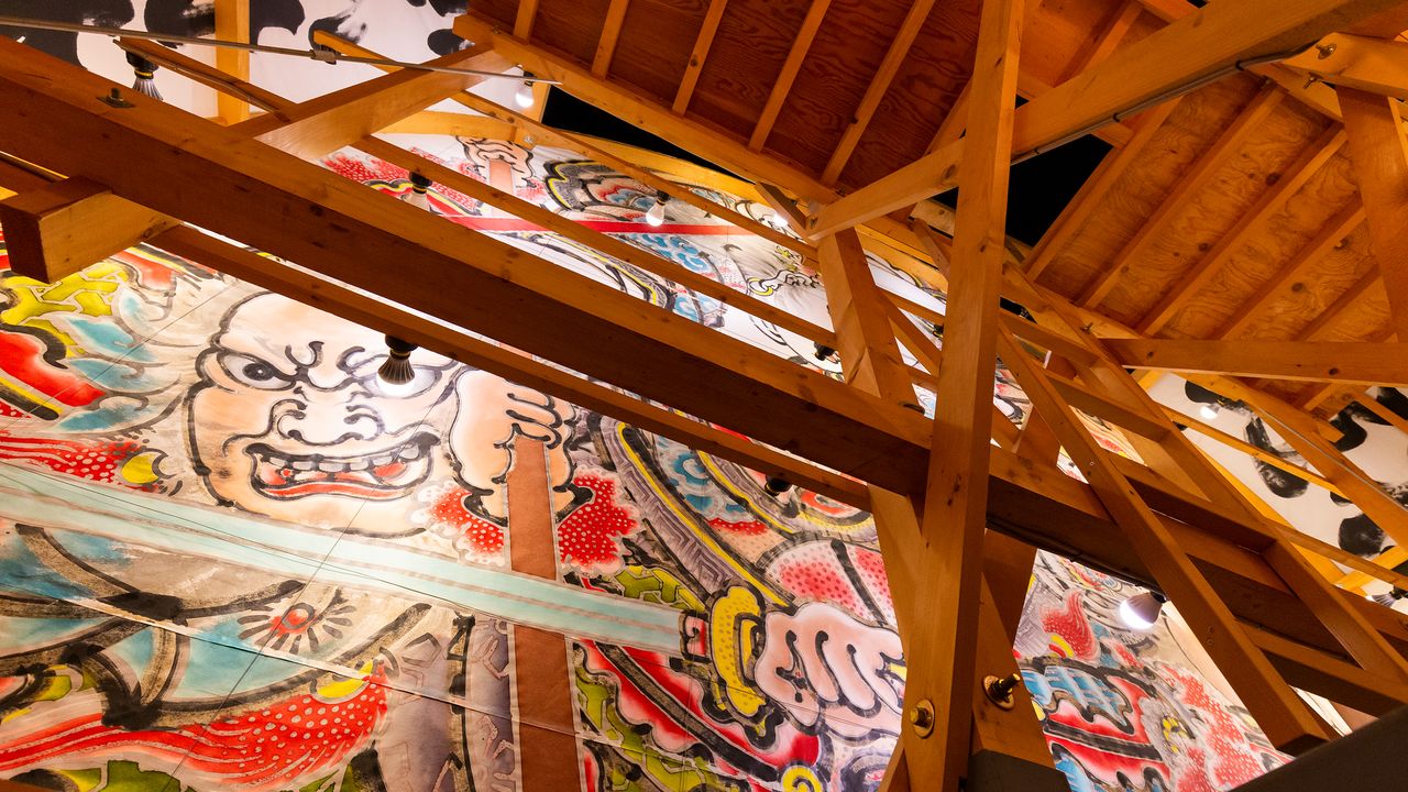 En el museo permiten observar el interior de las carrozas alegóricas. Para el armazón se utiliza madera de la conífera hiba originaria de Tsugaru.