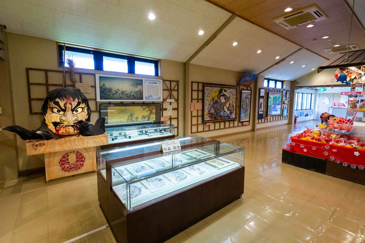 Yāya Dō es una sala donde se exhiben documentos relevantes relacionados con el festival, así como diseños de las imágenes de las neputa. A la derecha hay un taller en el que se puede fabricar una neputa de pez dorado.