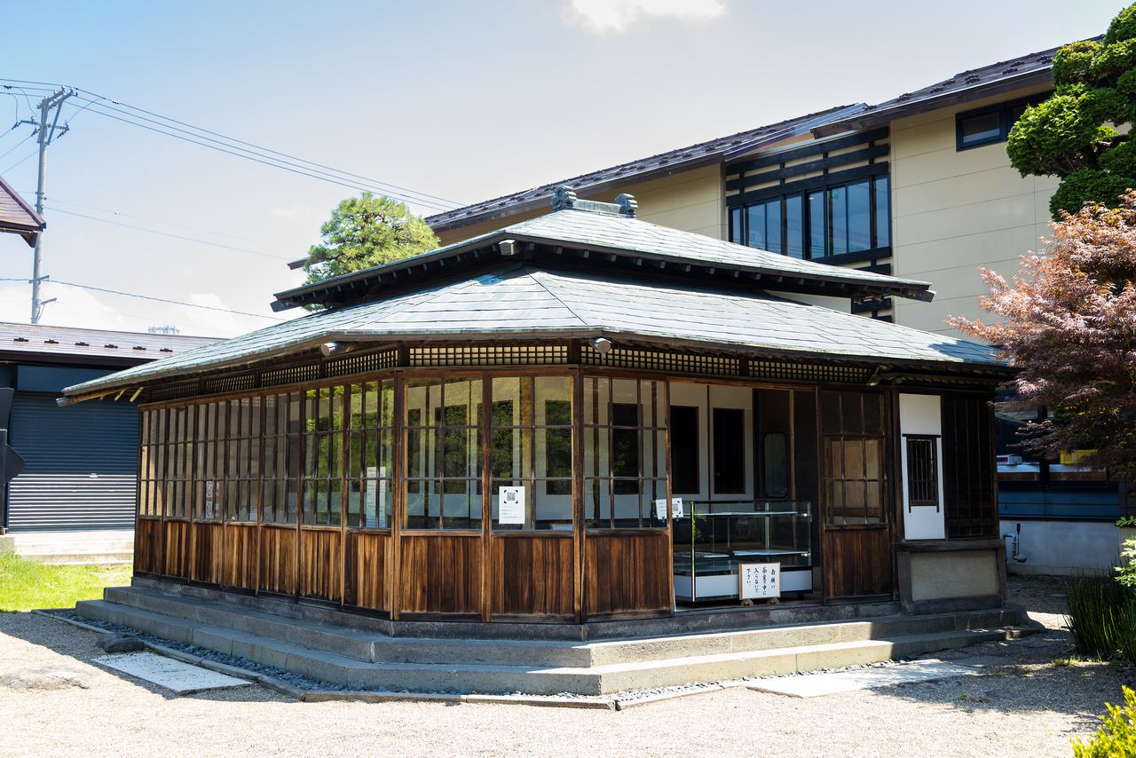 El salón de la ceremonia del té Yōkian en el recinto del jardín ha sido designado bien cultural de importancia de la ciudad de Hirosaki.