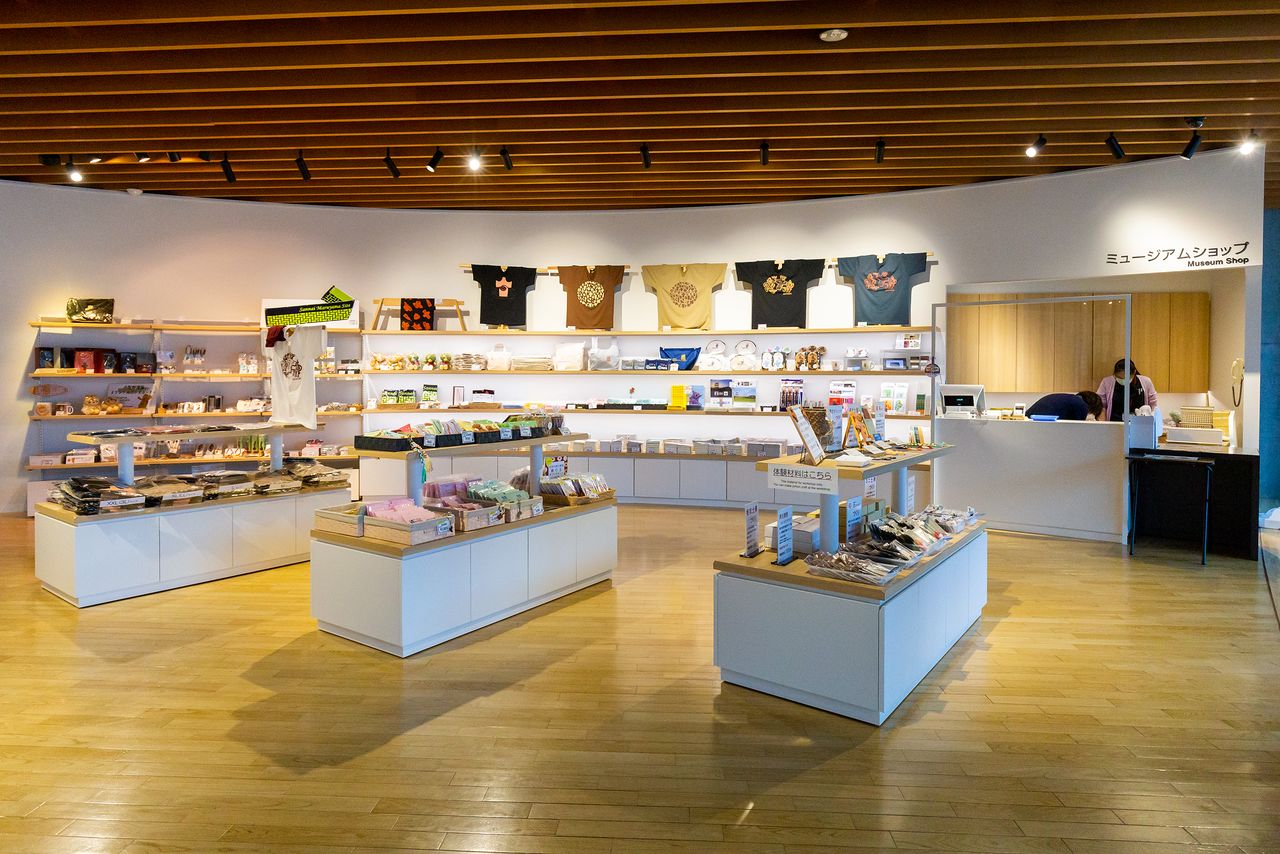 En la tienda del museo se pueden adquirir productos promocionales originales como camisetas y artículos de papelería. También hay juegos para hacer una figurilla y cuentas magatama.