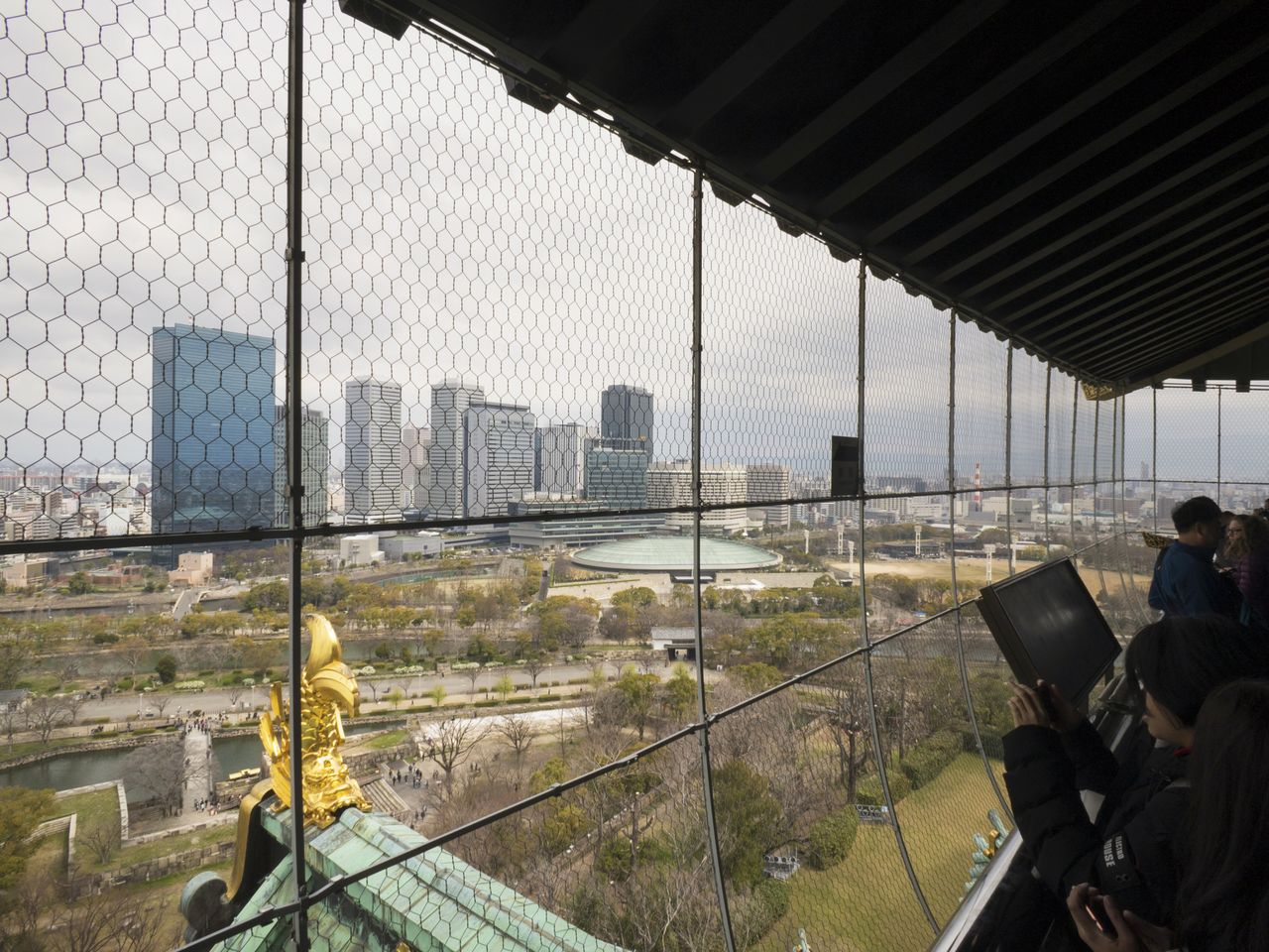 El séptimo piso es un claustro desde el cual se puede disfrutar de una vista de 360 grados de la ciudad de Osaka. 