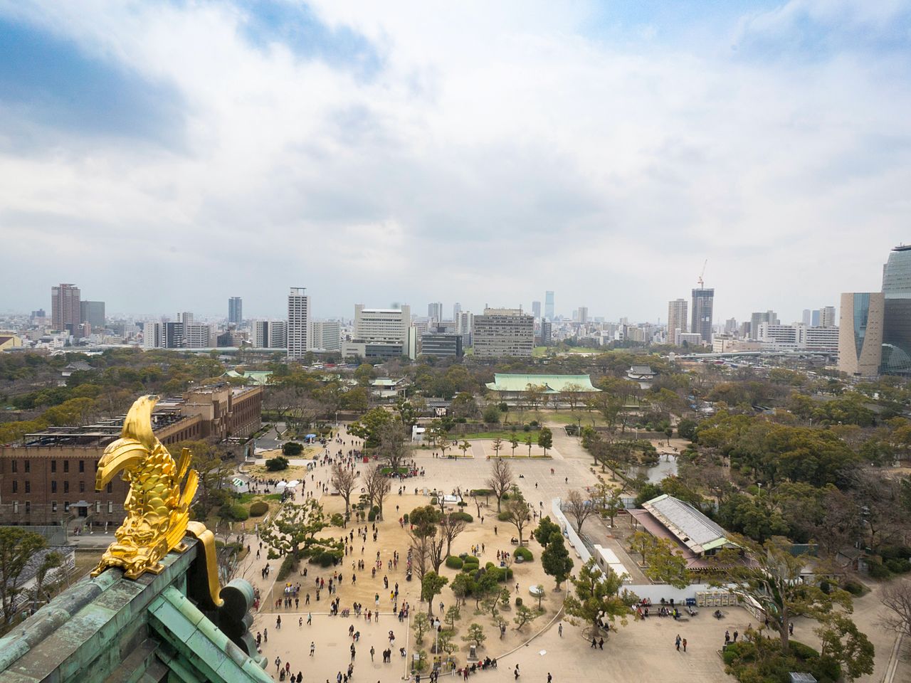 También se puede fotografiar el shachihoko desde el mirador teniendo de fondo la ciudad de Osaka.