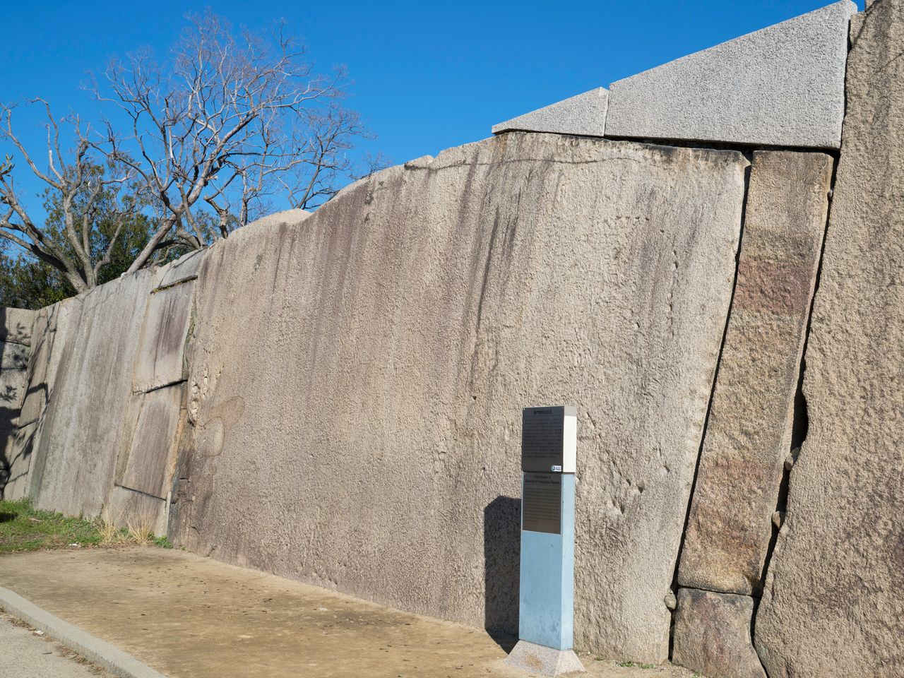 El monolito Takoishi en el espacio masugata que estaba en la puerta Sakuramon a la entrada del área principal.