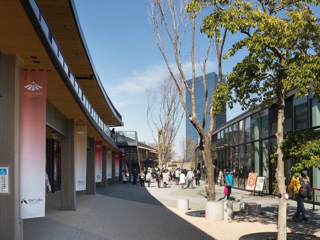 JO-TERRACE OSAKA, un complejo comercial popular cercano al castillo de Osaka.