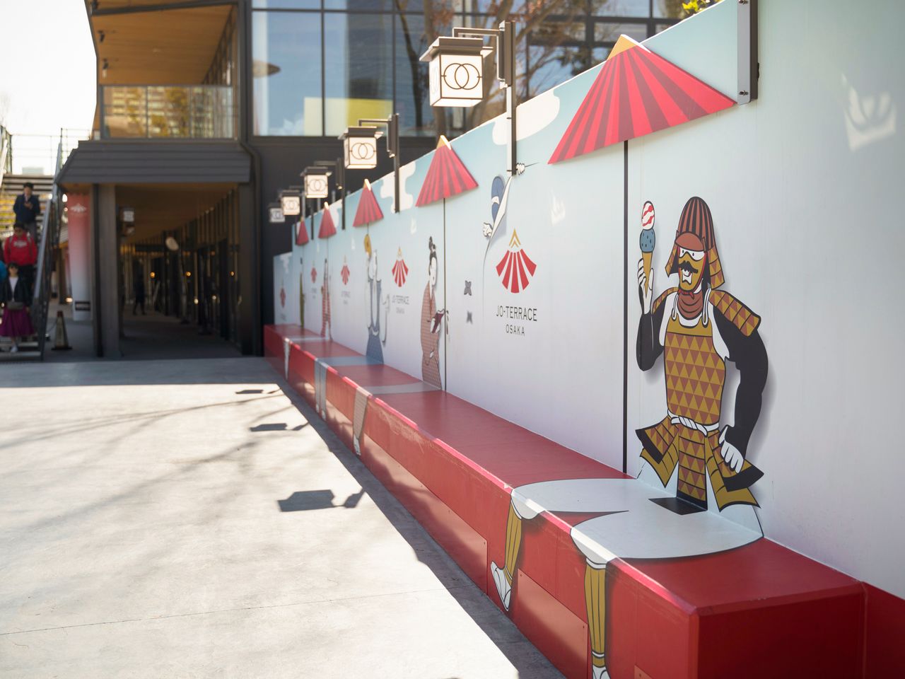 Puede disfrutar de un descanso y tomarse fotos para Instagram en los paneles ilustrados.