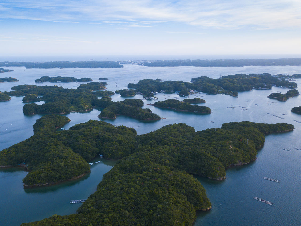 Casi todas las islas están deshabitadas, por lo que la naturaleza permanece intacta.