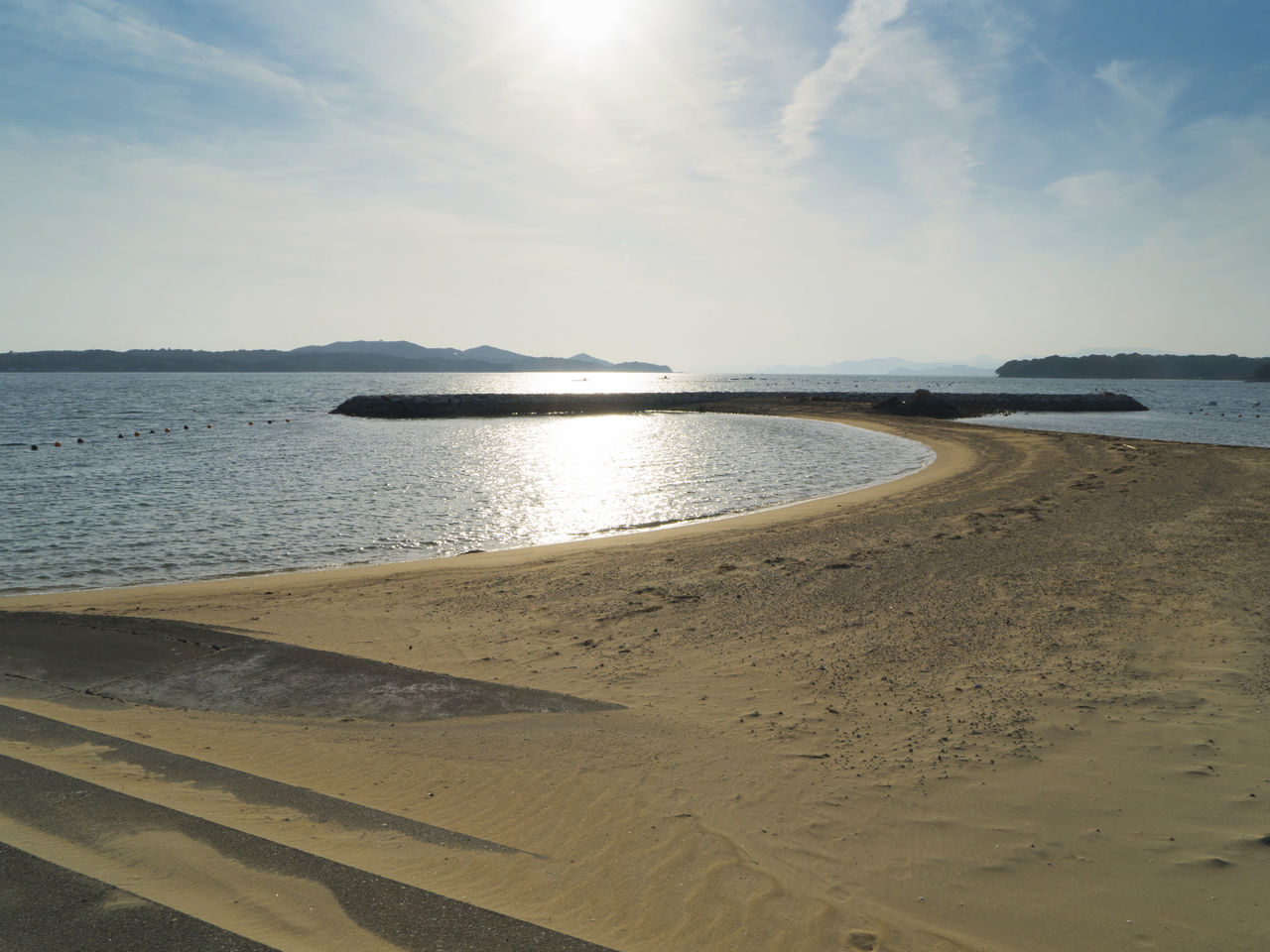El agradable clima de la playa de Masakijima es similar al del sur de Japón. Al estar situado en el centro de la bahía, las olas son muy tranquilas.
