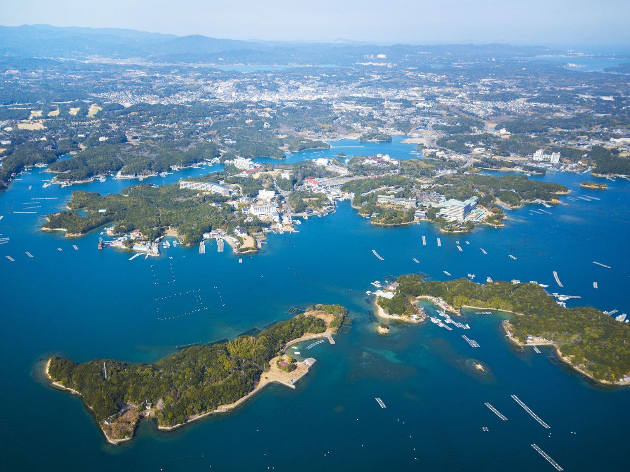 Kashiko-jima es la isla en el centro de la imagen. Su puerto está situado en el hueco del medio. 