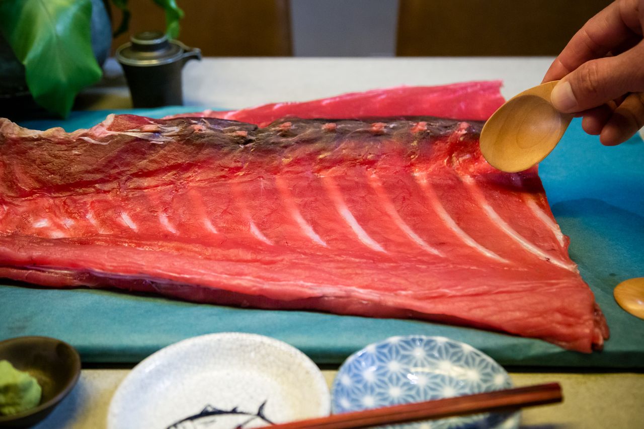 Nakaochi de hon maguro. La carne de la espina del atún rojo del Atlántico se come escarbando con una cuchara. El precio del plato varía según en el mercado, pero el mínimo suele ser 1.880 yenes. Se puede envolver en alga nori, poner la carne encima del arroz...