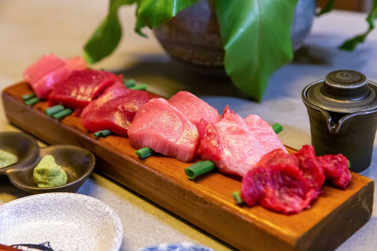 El combinado Maguro Mart es el plato más demandado del restaurante. La ración para una persona cuesta 880 yenes, y solo se aceptan comandas a partir de dos comensales. De izquierda a derecha, chūtoro, akami, tenmi (espina central), nōten, agoniku y nodouraniku. El atún está delicioso tanto si se come crudo como si se asa ligeramente.