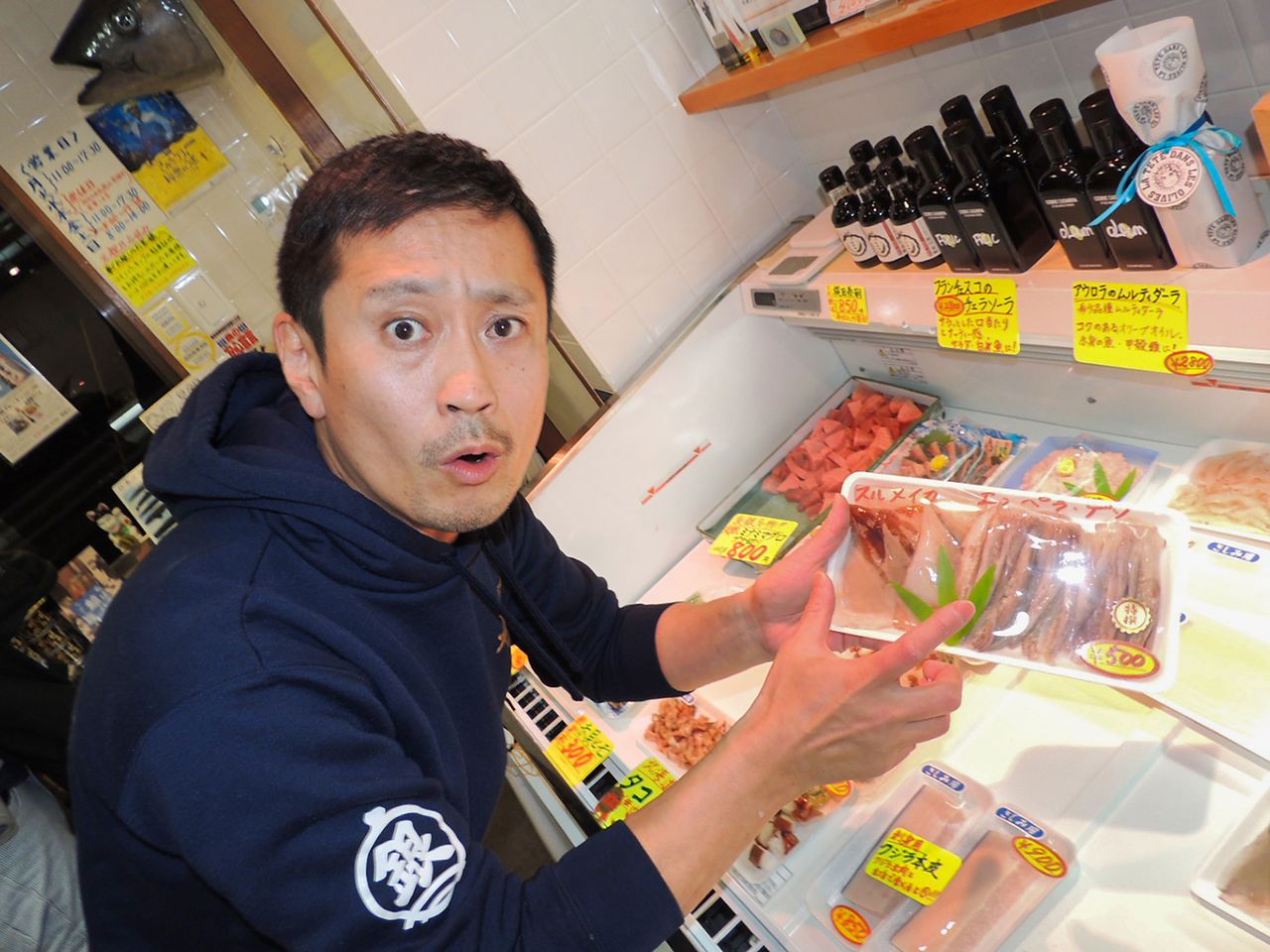 Izugin tiene una amplia gama de productos de calidad a precios asequibles. Además del atún, muchos clientes acuden a esta pescadería famosa por su carne de ballena.