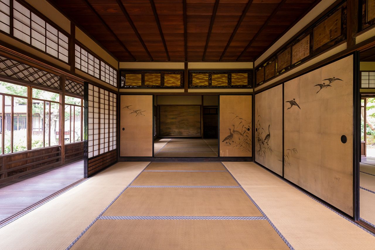 La sala Suminoe-no-Ma vista desde la sala Naniwa-no-Ma del segundo edificio del Rinshunkaku. El espacio está repleto de preciadas obras de arte como pinturas de la escuela Kanō y dinteles ranma tallados.