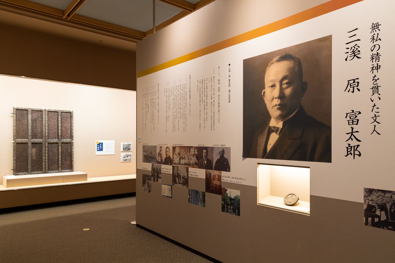 En el Museo Conmemorativo Sankei se exponen piezas de arte y documentos relacionados con su fundador, así como pinturas de la escuela Kanō sobre paneles deslizantes originales del Rinshunkaku. A la derecha se observa el retrato de Sankei.