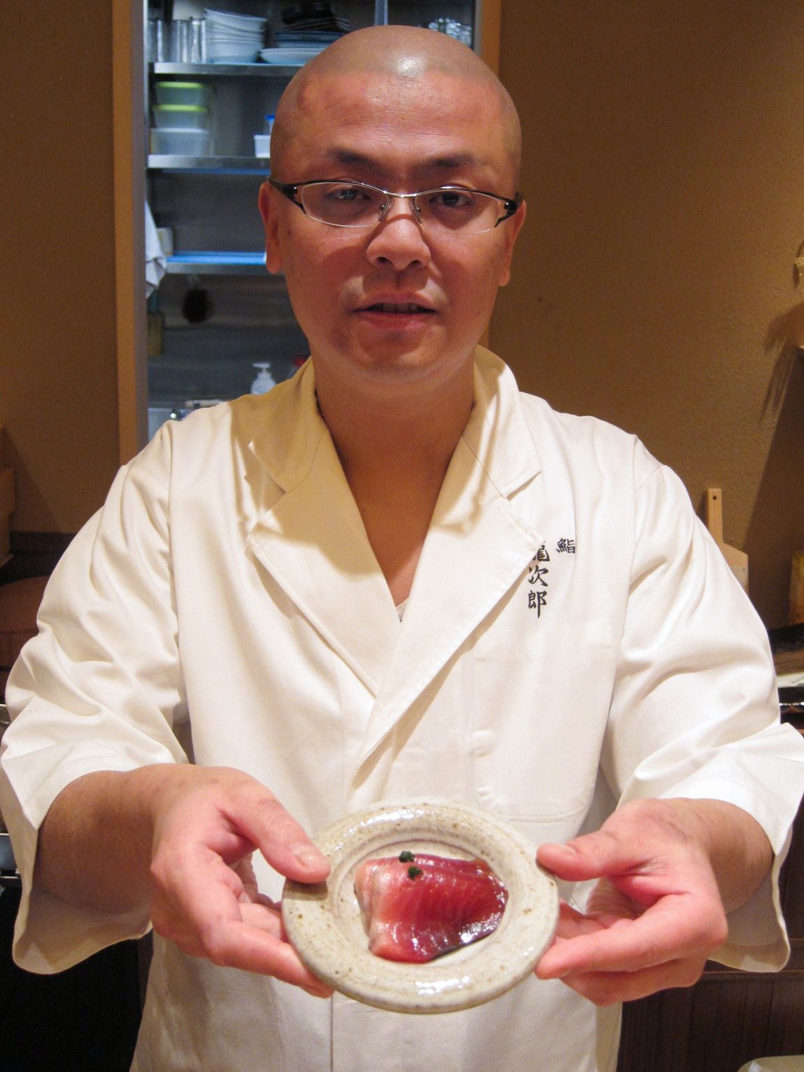 Nakamura Ryūjirō, propietario de Sushi Ryūjirō, nos muestra un sashimi de mayoigatsuo, un plato muy valorado en su establecimiento (imagen del autor).