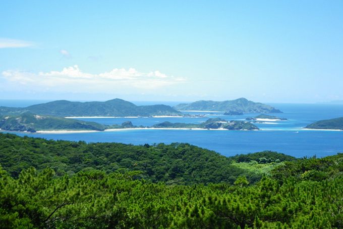 En la Casa Nacional de Intercambio Juvenil de Okinawa, una antigua instalación militar estadounidense situada en la isla de Tokashiki, se encuentra el mirador del monte Akama que ofrece una vista espectacular de la zona. Fotografía tomada en dirección a la isla de Aka desde el mirador del oeste. Fotografía por cortesía del Ministerio de Medio Ambiente.