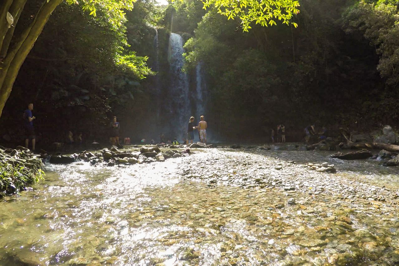 Puede disfrutar de un paseo y jugar en el agua en la caída de 10 metros de la cascada Tā.  ©OCVB.