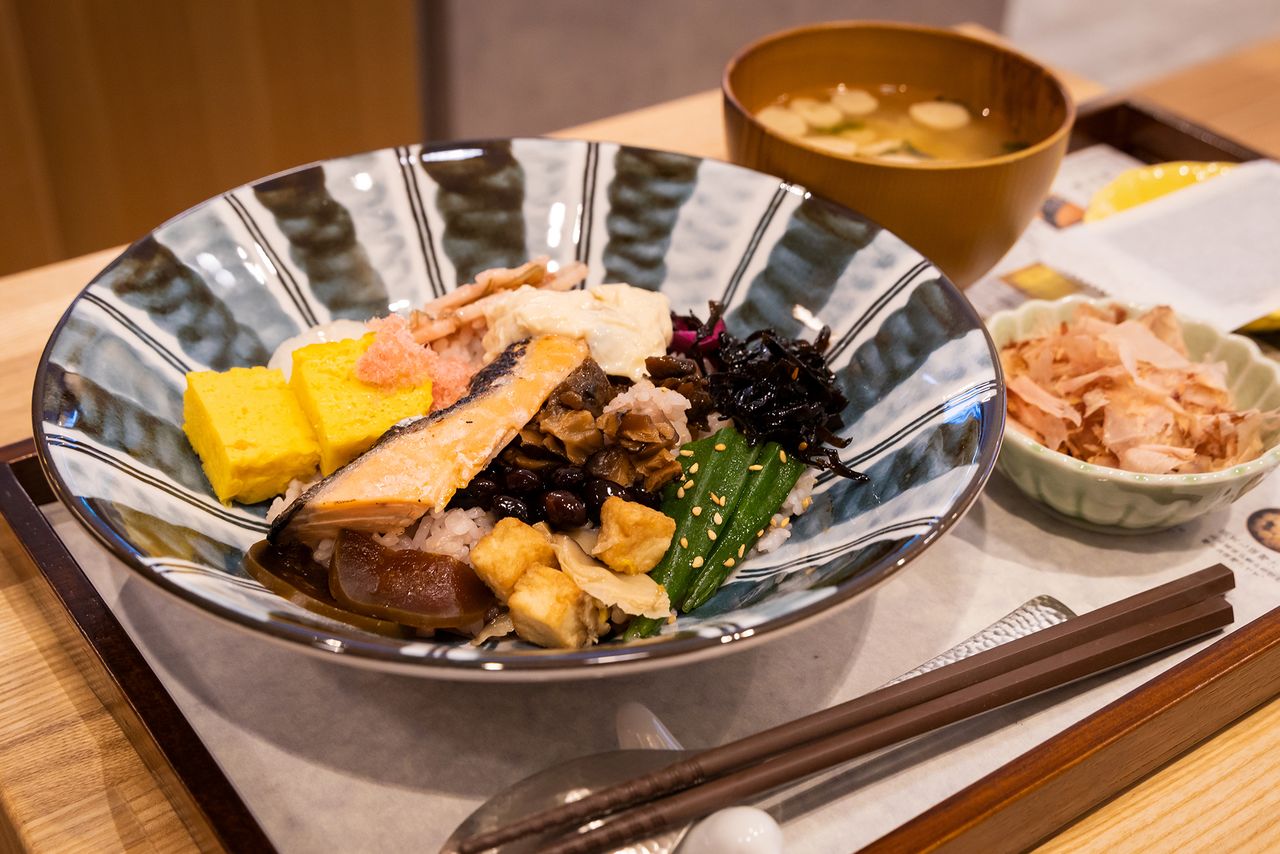 El “Bol de las 18 delicias de Buda” armoniza magistralmente 18 delicias de la gastronomía local de Tsukiji.