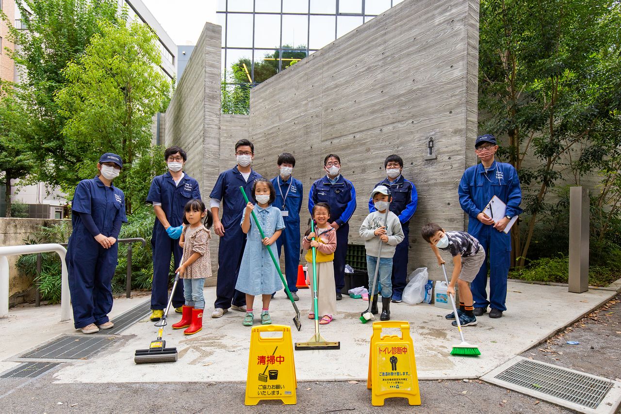Niños que participaron en un taller de limpieza frente al baño del parque de Ebisu, inaugurado en agosto de 2020. Es obra de Katayama Masamichi, quien ha trabajado en Nueva York y Paris y estuvo a cargo del diseño de interiores de la tienda insignia de Uniqlo en Ginza.