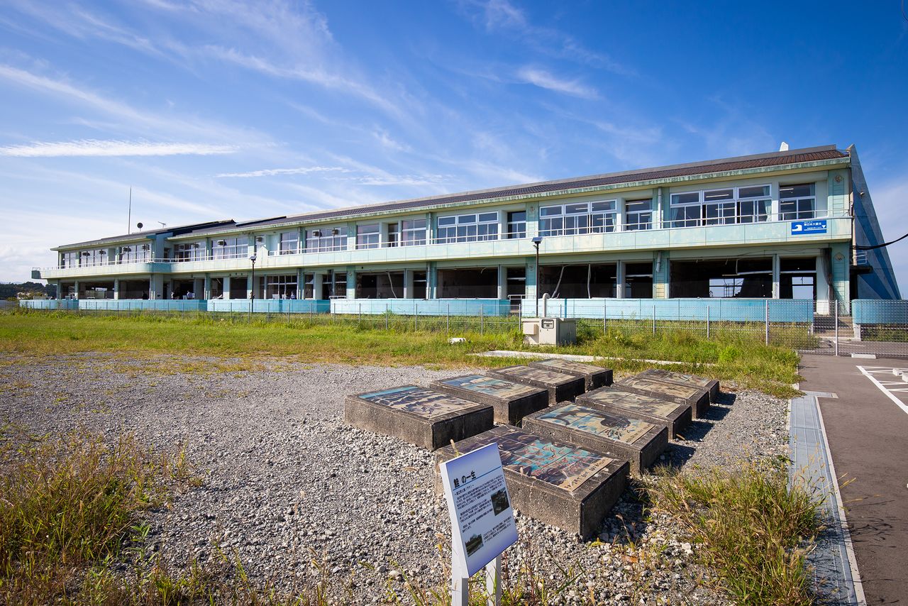 La antigua escuela primaria de Ukedo, cuya planta baja fue completamente tragada por el tsunami. En la primera planta hay una exposición de paneles y otras exhibiciones que transmiten cómo la ciudad de Namie se vio afectada por el desastre.