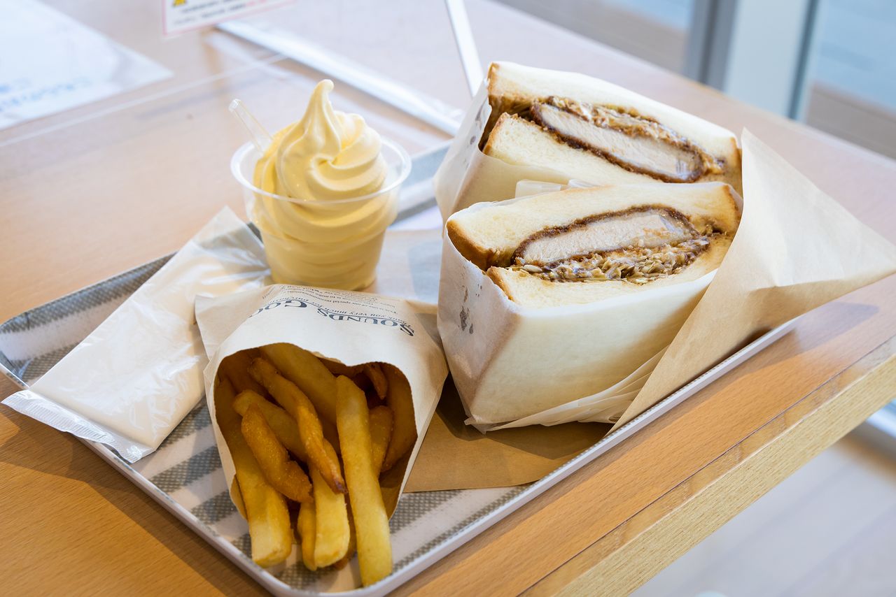 El “sándwich especial” de chuleta rebozada del menú estrella de Penguin (600 yenes, impuestos incluidos), patatas fritas medianas (280 yenes) y helado suave con sabor tradicional (300 yenes).