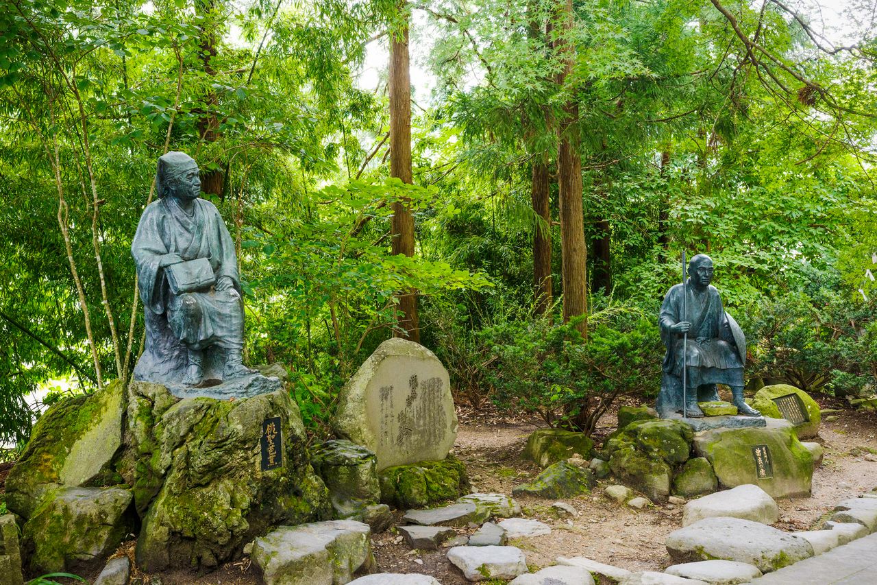 Estatuas de Matsuo Bashō y Kawai Sora (1649-1710), el discípulo que lo acompañó durante el viaje que quedó inmortalizado en Sendas de Oku (imagen cortesía de la Asociación de Turismo de Yamagata).