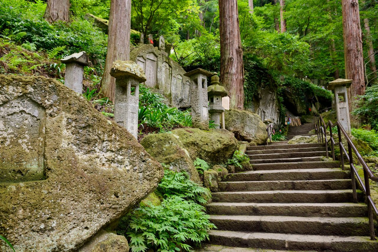 Escaleras de piedra que conducen al templo entre las montañas frondosas (imagen cortesía de la Asociación de Turismo de Yamagata).