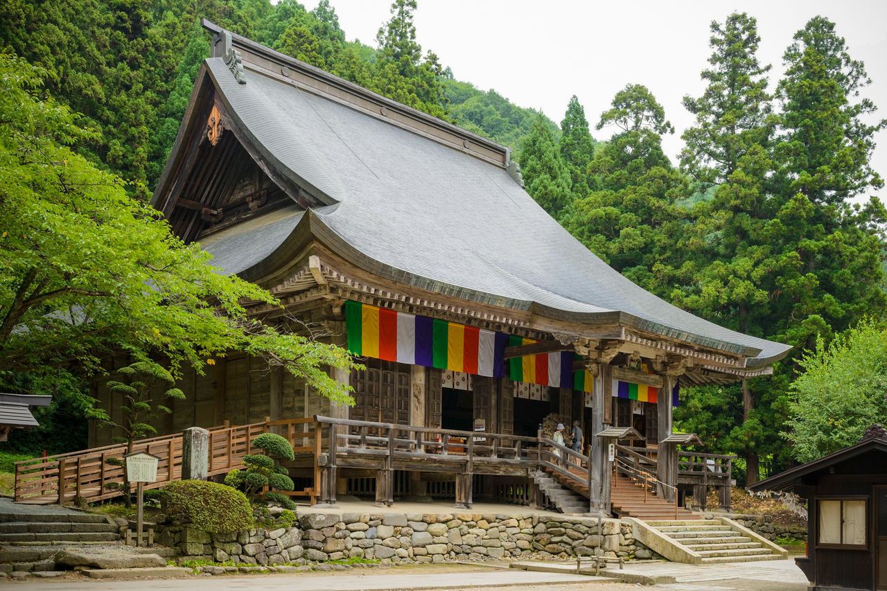El pabellón Konpon-chūdō es Bien Cultural de Importancia de Japón y alberga una estatua de Yakushi Nyorai (Buda de la Medicina) cuya autoría se le atribuye a Ennin, nombre en vida de Jikaku Daishi (imagen cortesía de la Asociación de Turismo de Yamagata).