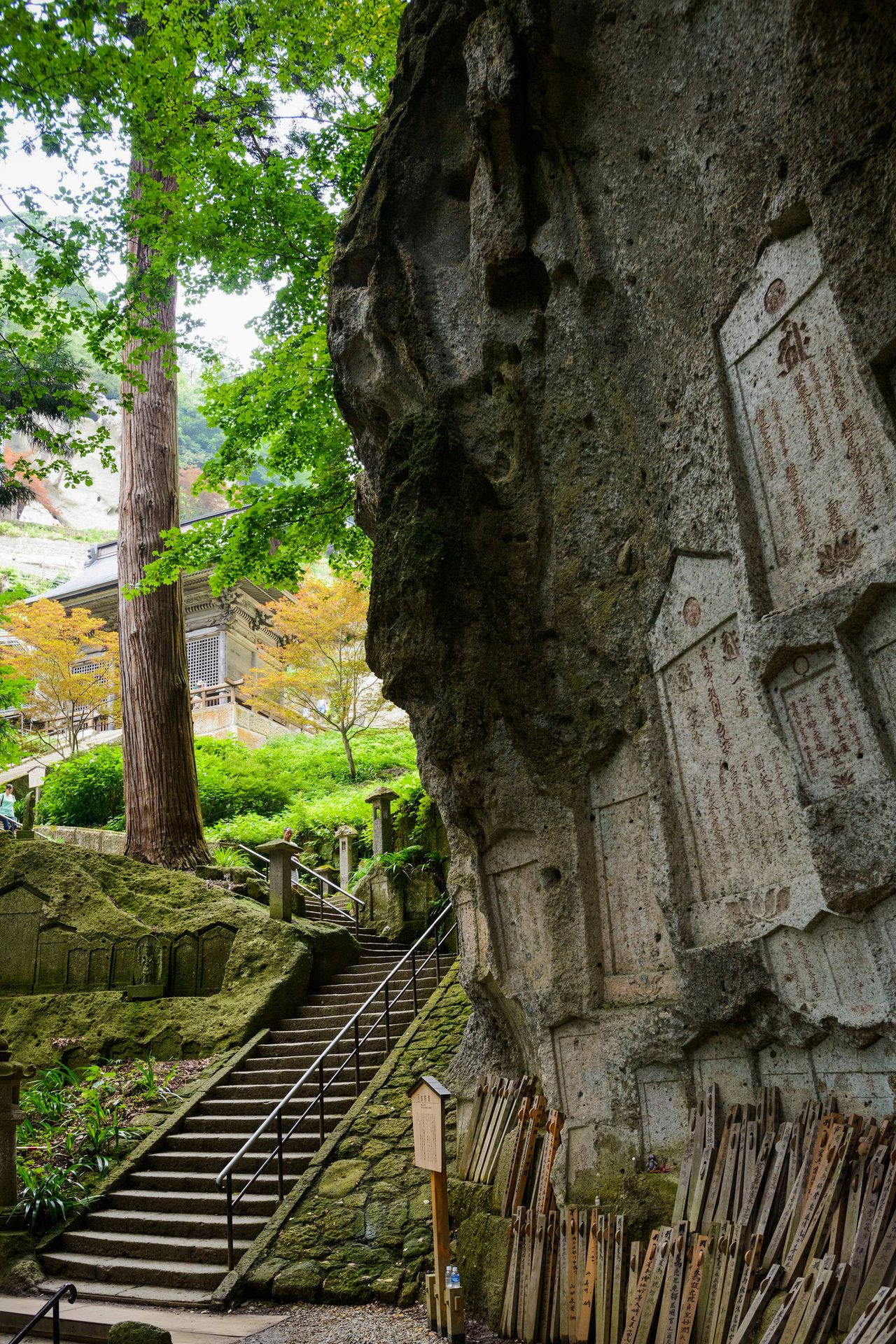 Vista de la puerta Niō-mon tras pasar por Midahora (imagen cortesía de la Asociación de Turismo de Yamagata).