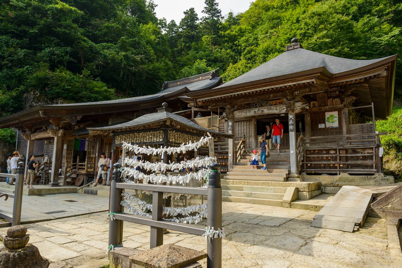 El Okuno-in fue reconstruido en 1872. Al fondo a la izquierda, en la Sala del Gran Buda (Daibutsu-den), hay una estatua de Amida Nyorai que mide cinco metros de altura y es de color dorado (imagen cortesía de la Asociación de Turismo de Yamagata).