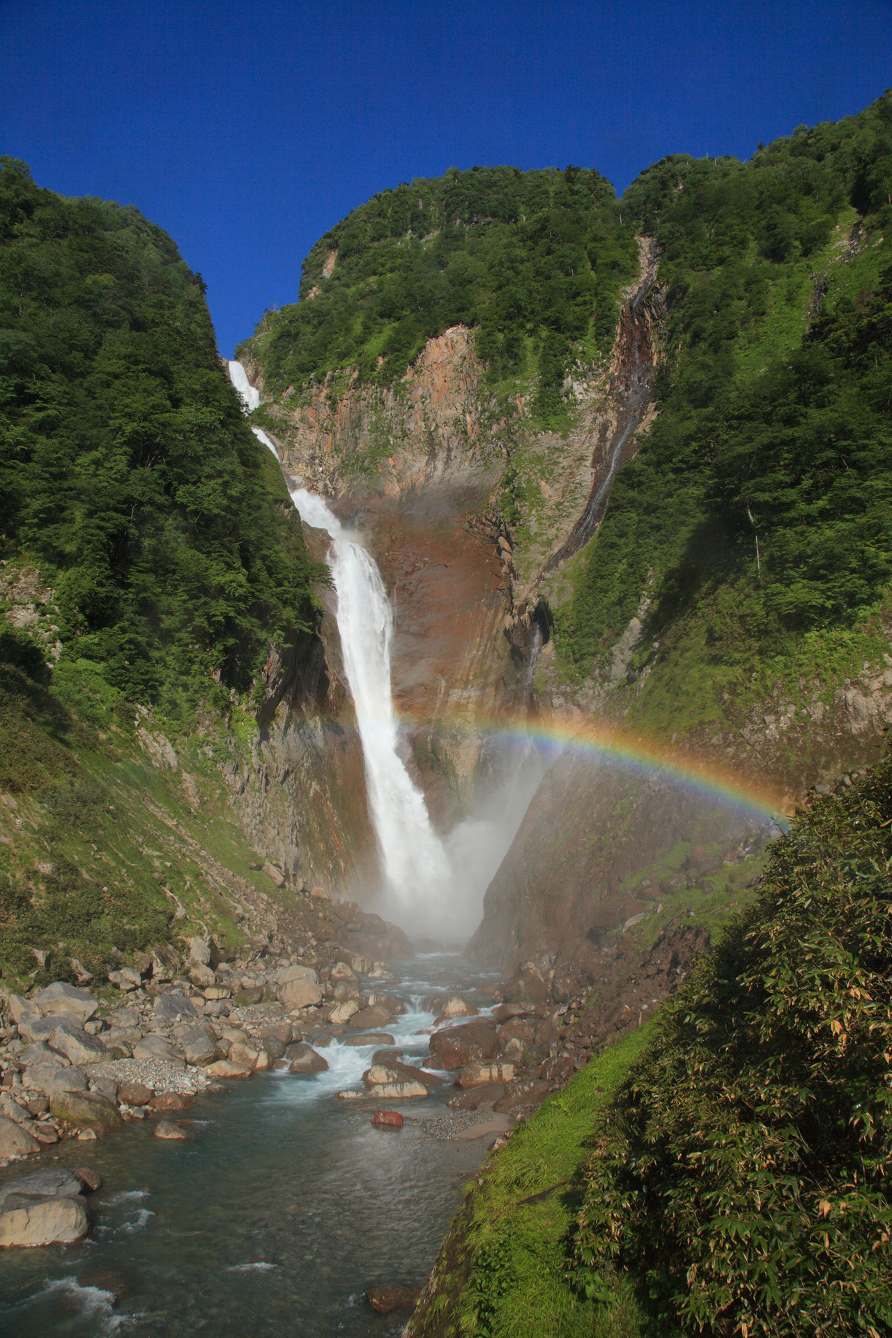 Las cascadas Shōmyōdaki creando un arcoíris.