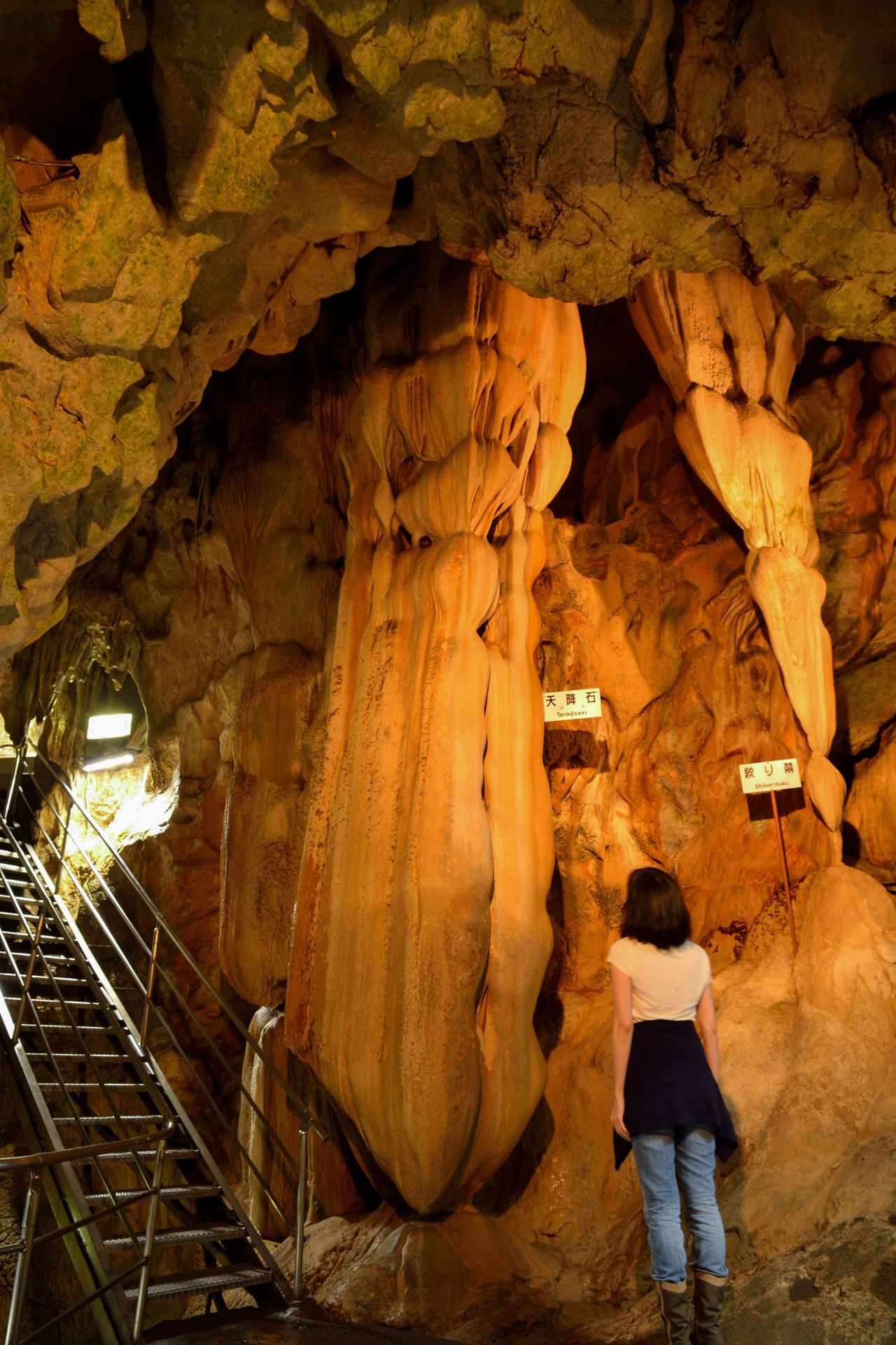 Algunas de las numerosas formaciones de piedra caliza de la gruta de Ryūga.